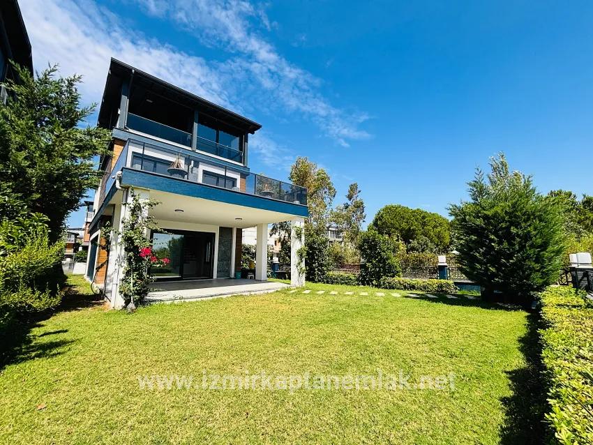4+1-Zimmer Sommerhaus Zu verkaufen in Payamlı Bz. Seferihisar Doğanbey - 300 m²