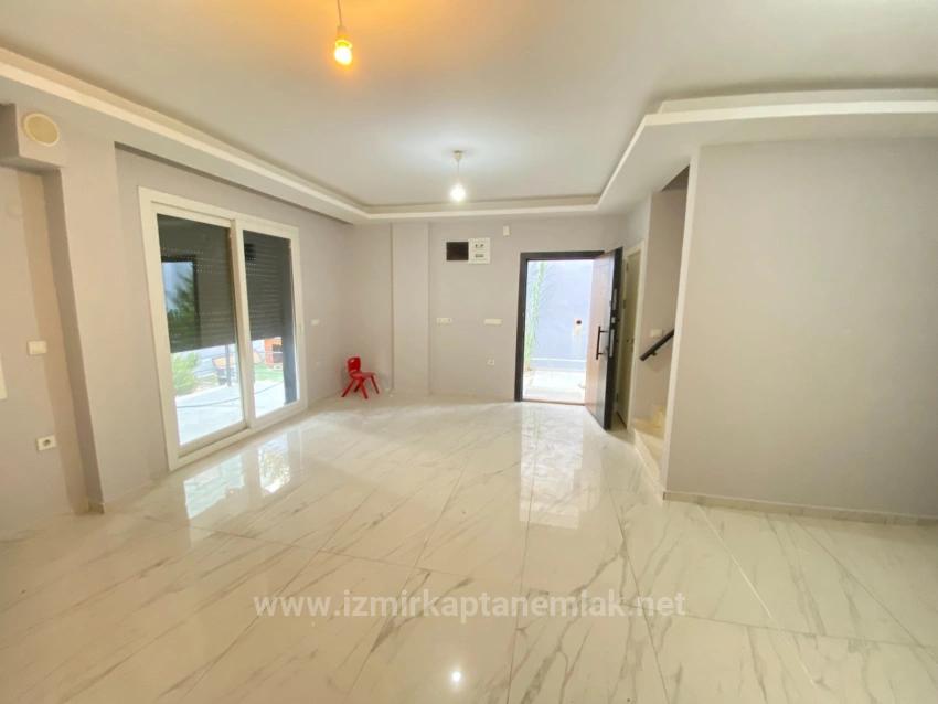 Luftige 3+1 Villa Mit Garten Zum Verkauf In Seferihisar Ürkmez