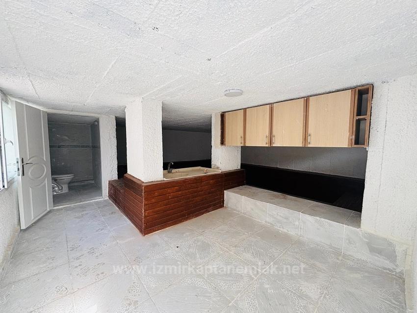 2+1-Zimmer-Wohnung In Seferihisar Ürkmez Zu Verkaufen, Mit Separater Küche Und Garten, Keine Nebenkosten