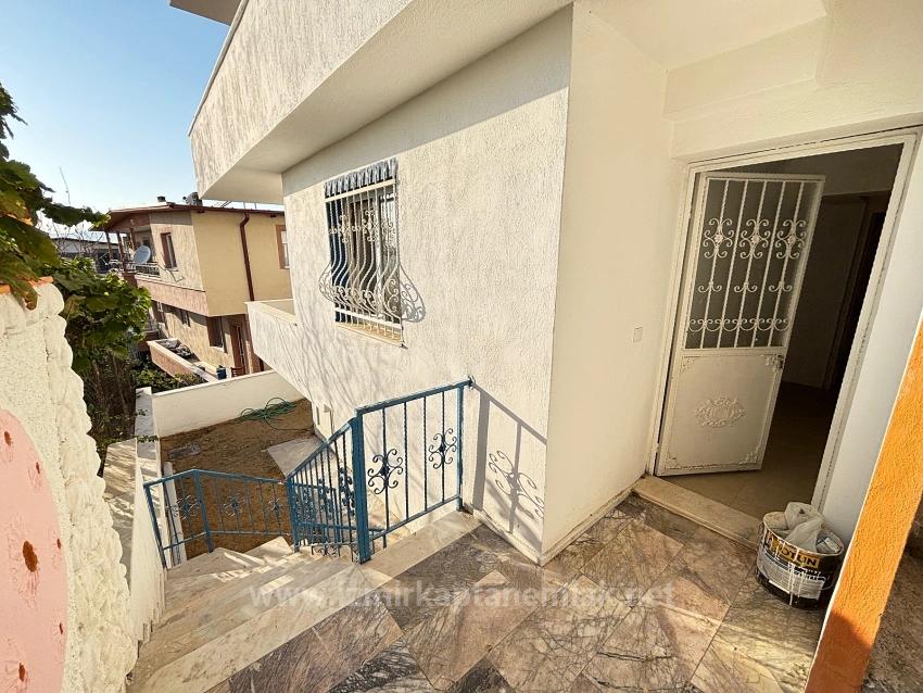 2+1-Zimmer-Wohnung In Seferihisar Ürkmez Zu Verkaufen, Mit Separater Küche Und Garten, Keine Nebenkosten