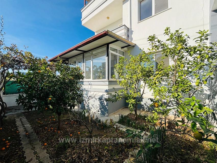 4+1 Triplex Mit Freistehendem Parkplatz Und Garten In Seferihisar Doğanbey