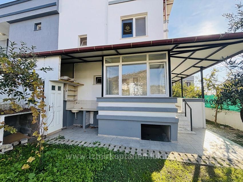 4+1 Triplex Mit Freistehendem Parkplatz Und Garten In Seferihisar Doğanbey