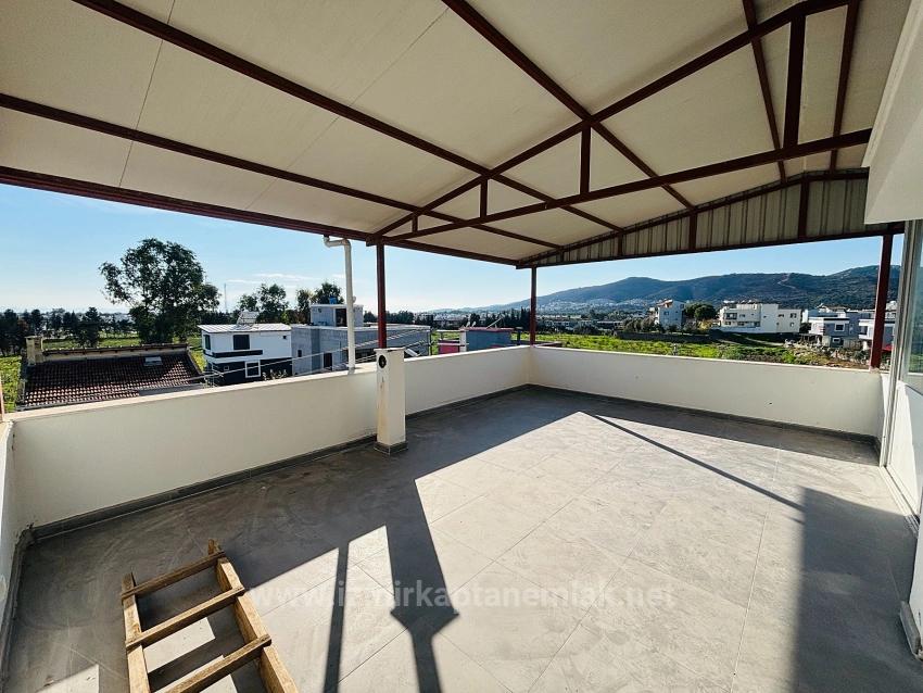 4+1 Triplex Mit Freistehendem Parkplatz Und Garten In Seferihisar Doğanbey