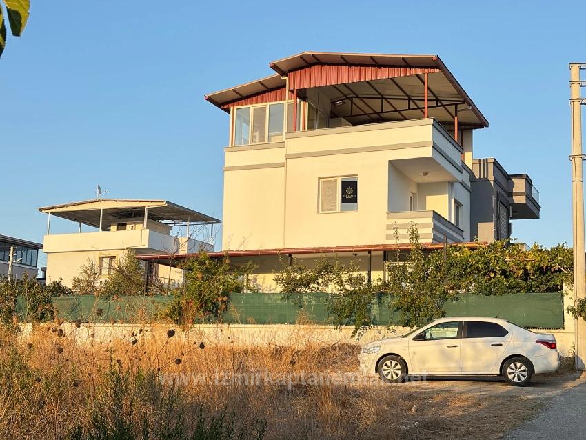 4+1 Triplex Mit Freistehendem Parkplatz Und Garten In Seferihisar Doğanbey