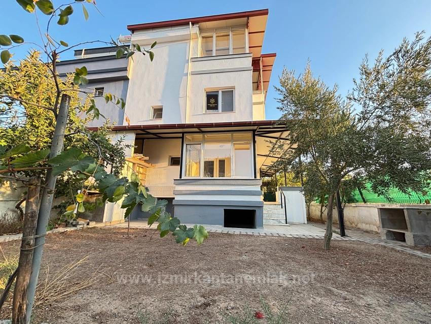 4+1 Triplex Mit Freistehendem Parkplatz Und Garten In Seferihisar Doğanbey