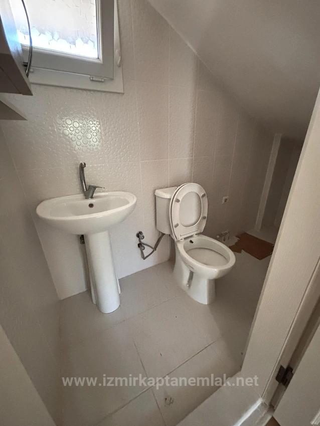 4+1 Triplex Mit Freistehendem Parkplatz Und Garten In Seferihisar Doğanbey