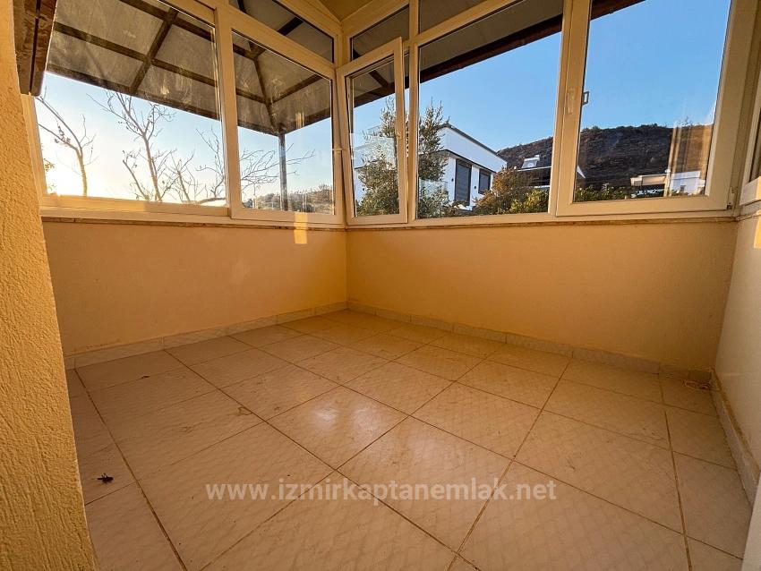 4+1 Triplex Mit Freistehendem Parkplatz Und Garten In Seferihisar Doğanbey