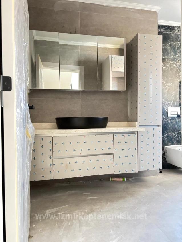 Großzügiges 6+2-Triplex-Apartment Im Zentrum Von Seferihisar Zu Verkaufen