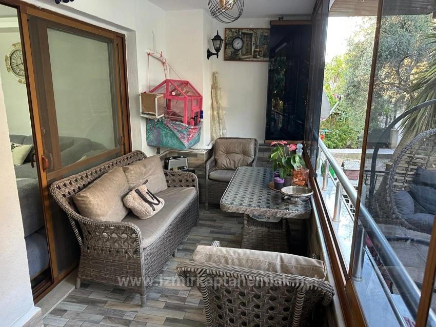 2+1-Zimmer-Wohnung Zum Verkauf In Seferihisar Ürkmez, 300 M Vom Strand Entfernt, Mit Garten