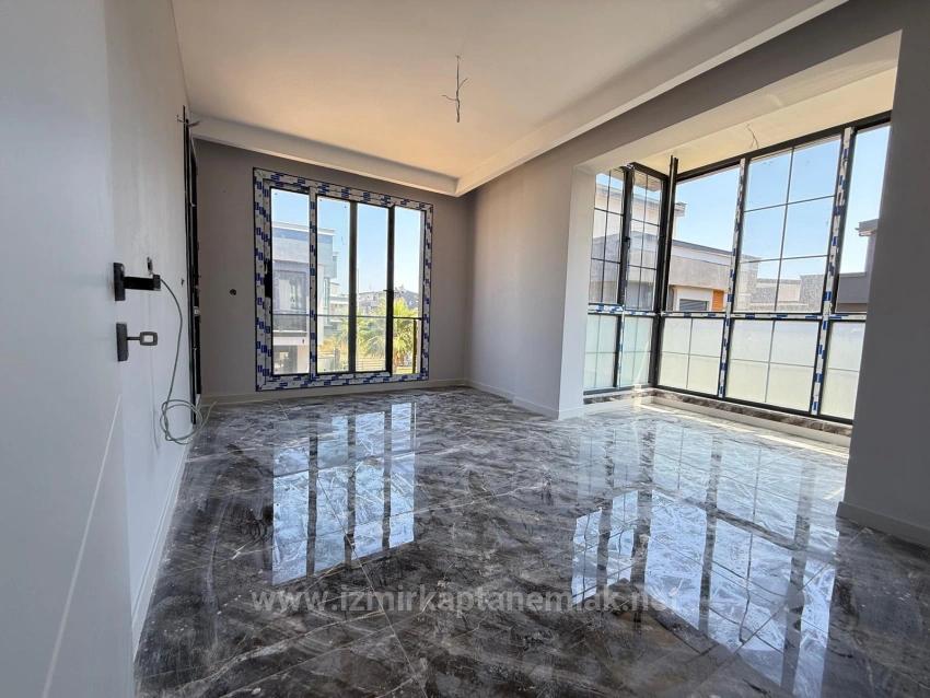 2+1 Villa Zum Verkauf Mit Eigenem Garten In Seferihisar Doğanbey