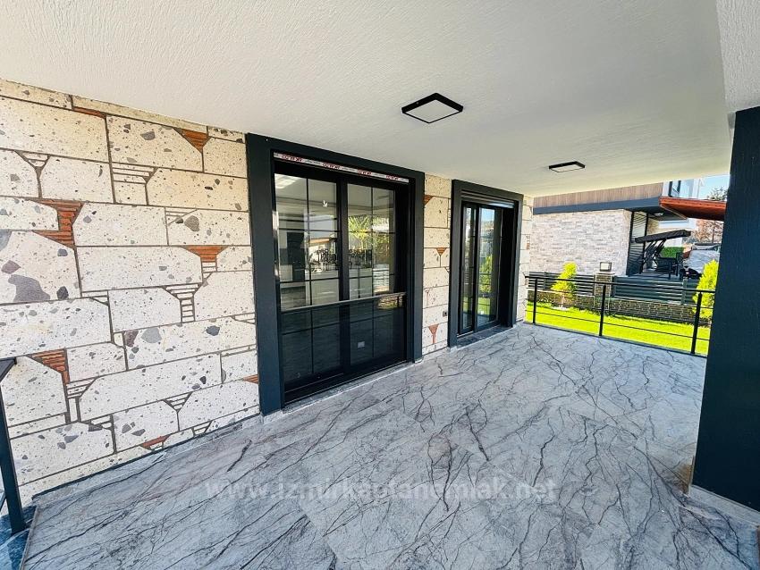 Große 3+1-Zimmer-Villa (300 M² Bruttofläche) Mit Separatem Pool In Doğanbey Zu Verkaufen