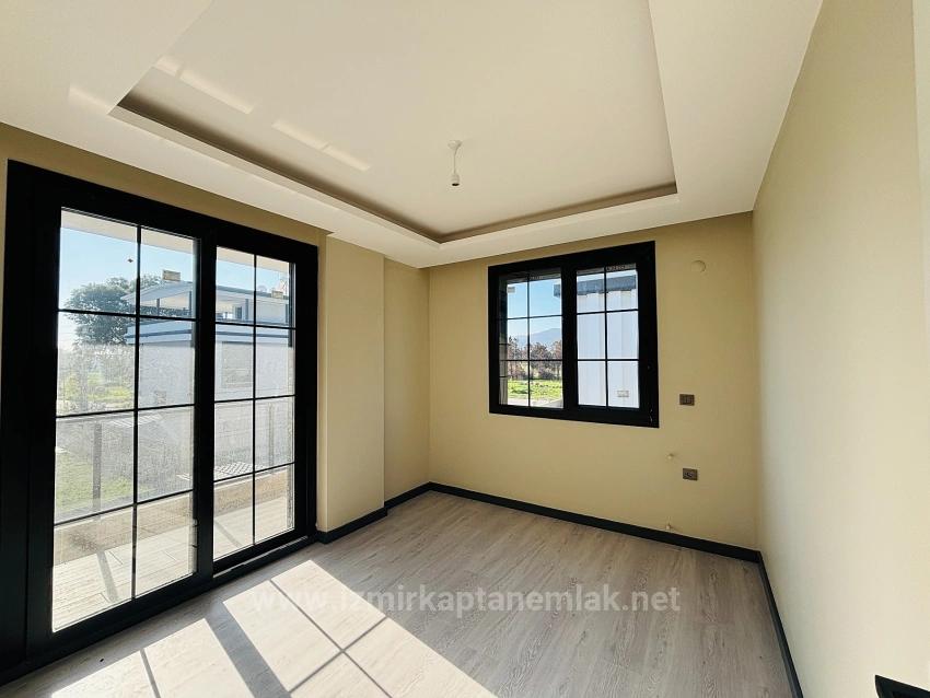 Große 3+1-Zimmer-Villa (300 M² Bruttofläche) Mit Separatem Pool In Doğanbey Zu Verkaufen