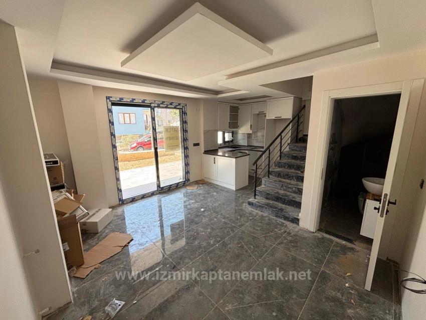 2+1-Zimmer-Villa Mit Großem Garten, 500 Meter Vom Strand In Seferihisar Ürkmez Entfernt, Zu Verkaufen.