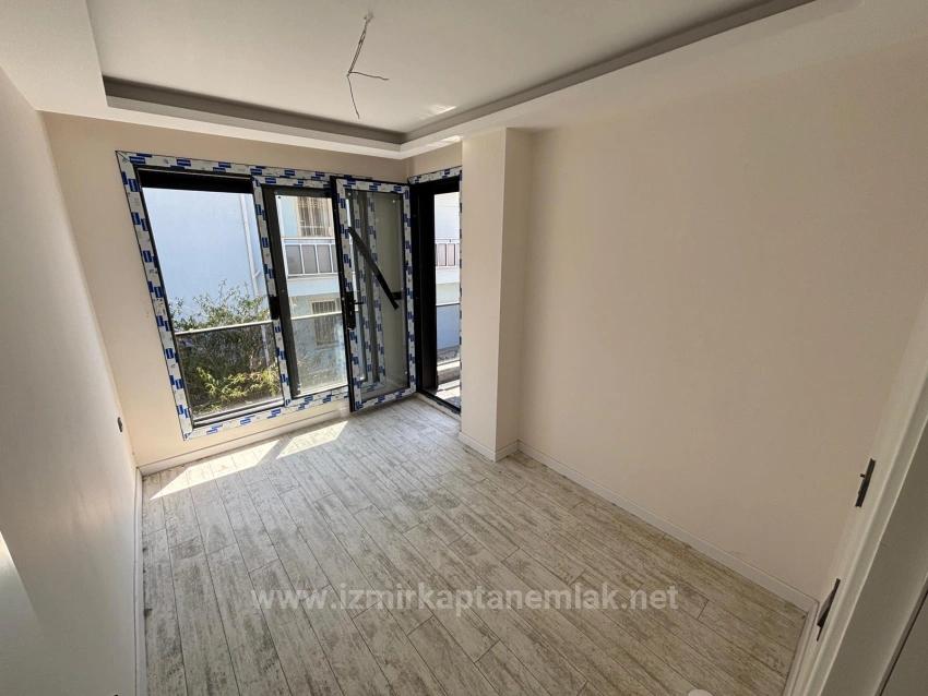 2+1-Zimmer-Villa Mit Großem Garten, 500 Meter Vom Strand In Seferihisar Ürkmez Entfernt, Zu Verkaufen.