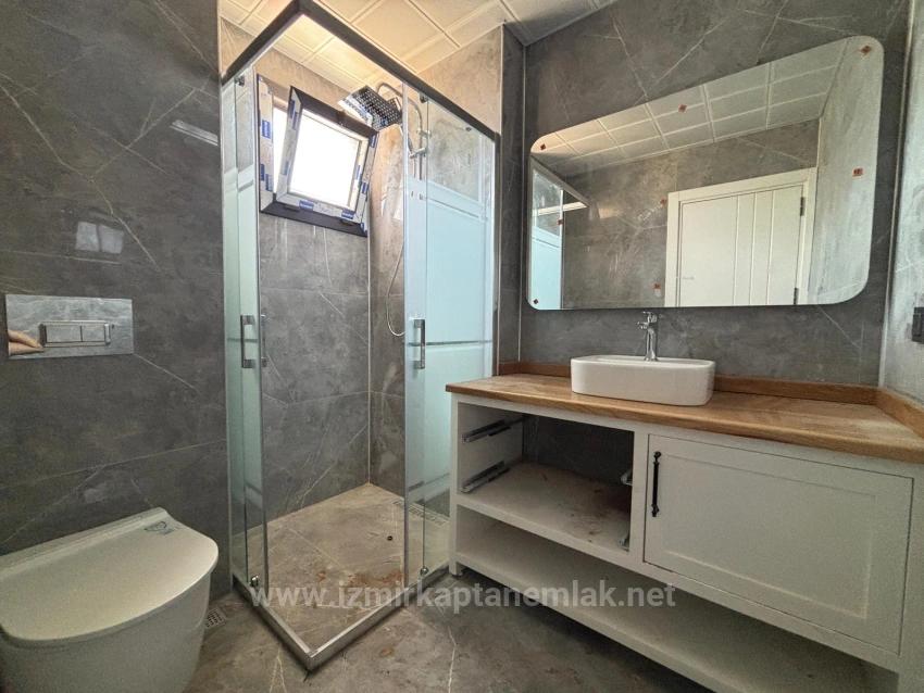 2+1-Zimmer-Villa Mit Großem Garten, 500 Meter Vom Strand In Seferihisar Ürkmez Entfernt, Zu Verkaufen.