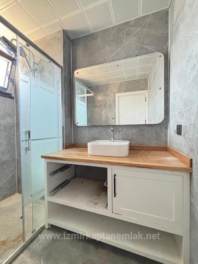 2+1-Zimmer-Villa Mit Großem Garten, 500 Meter Vom Strand In Seferihisar Ürkmez Entfernt, Zu Verkaufen.