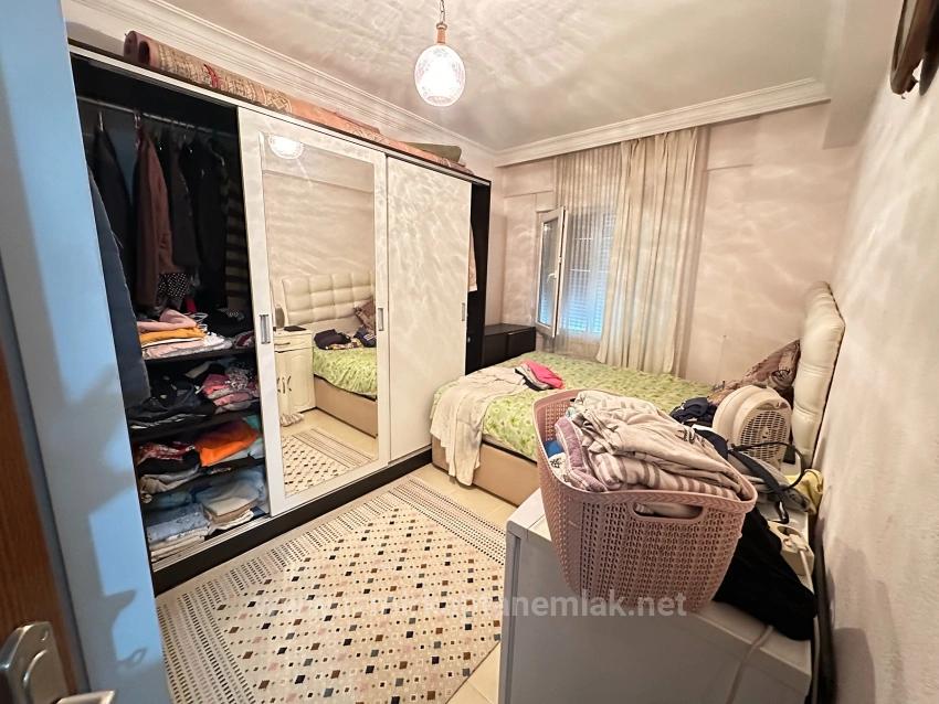2+1-Zimmer-Wohnung Zum Verkauf In Seferihisar Ürkmez, Mittlere Etage, Vorderfassade, 450 M Vom Strand Entfernt
