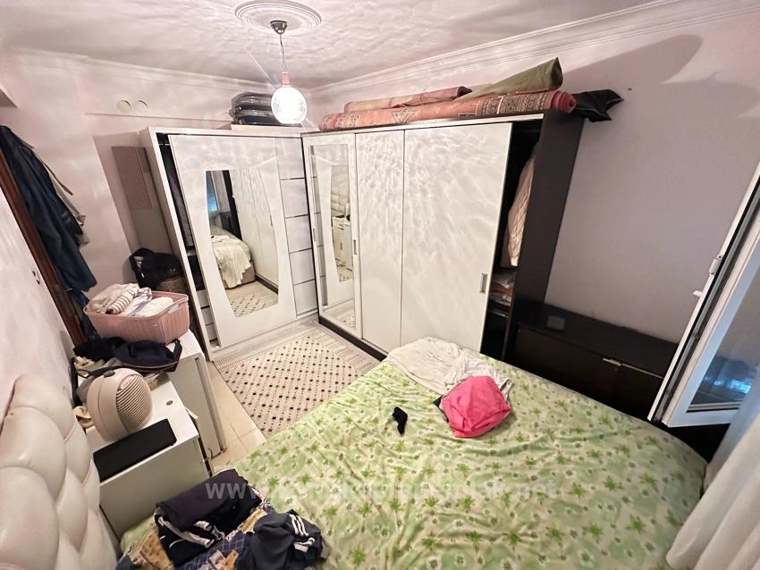 2+1-Zimmer-Wohnung Zum Verkauf In Seferihisar Ürkmez, Mittlere Etage, Vorderfassade, 450 M Vom Strand Entfernt