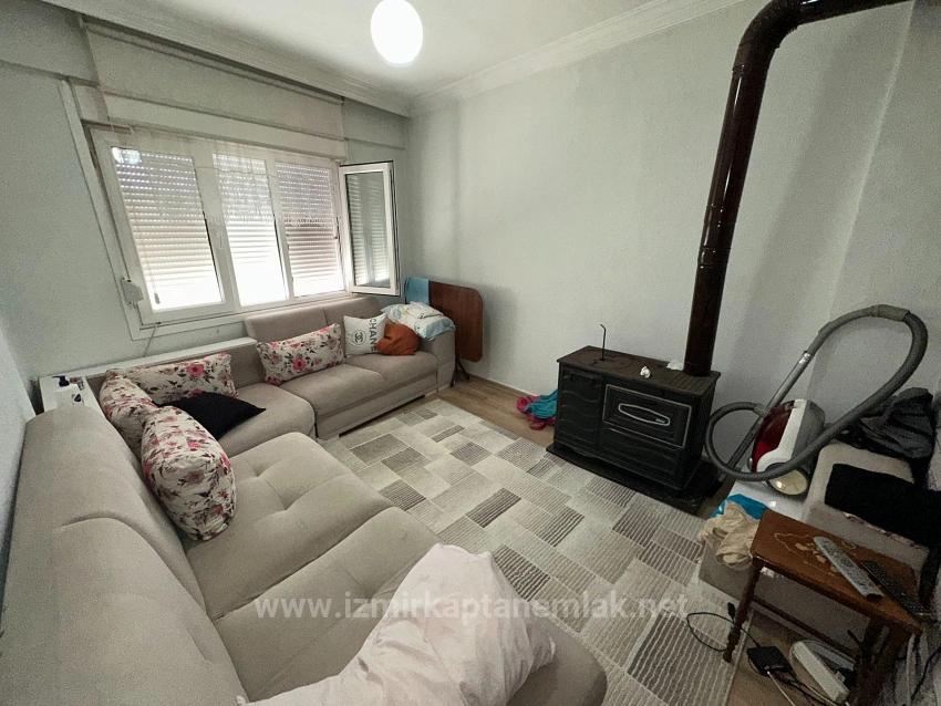 2+1-Zimmer-Wohnung Zum Verkauf In Seferihisar Ürkmez, Mittlere Etage, Vorderfassade, 450 M Vom Strand Entfernt