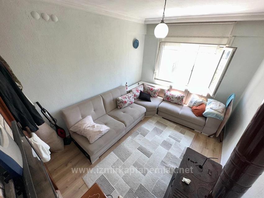 2+1-Zimmer-Wohnung Zum Verkauf In Seferihisar Ürkmez, Mittlere Etage, Vorderfassade, 450 M Vom Strand Entfernt