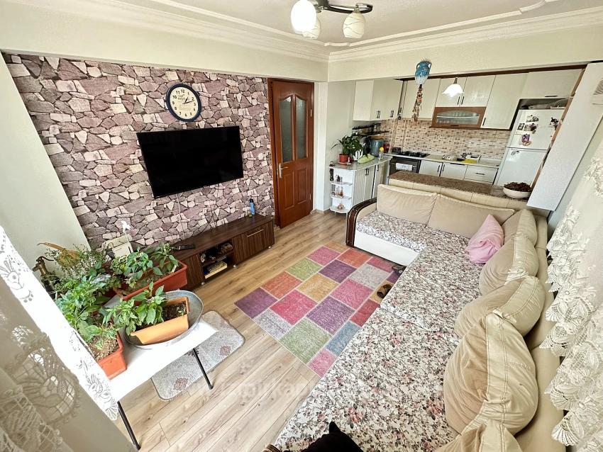 2+1-Zimmer-Wohnung Zum Verkauf In Seferihisar Ürkmez, Mittlere Etage, Vorderfassade, 450 M Vom Strand Entfernt