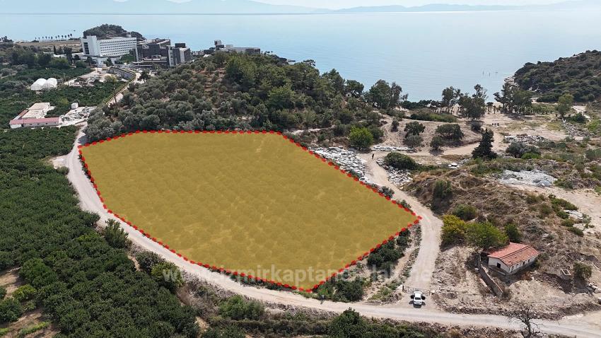 Eckgrundstück Mit Einzelgrundbucheintrag, 9.727 M² Großes Feld Zum Verkauf In Menderes Özdere, 100 M Vom Strand Entfernt