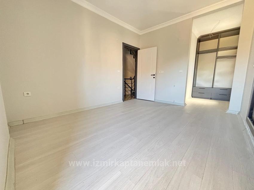 3+1 Villa Zum Verkauf In Menderes Özdere, 500 Meter Vom Strand Entfernt, Mit Parkplatz Und Großem Garten