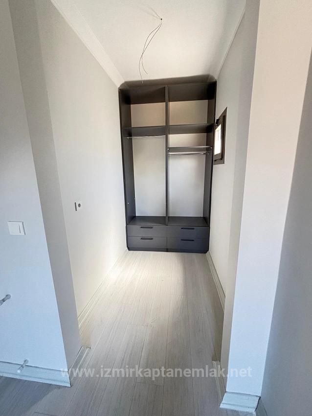 3+1 Villa Zum Verkauf In Menderes Özdere, 500 Meter Vom Strand Entfernt, Mit Parkplatz Und Großem Garten