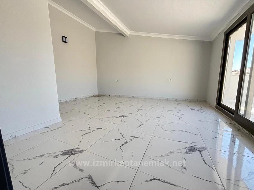 3+1 Villa Zum Verkauf In Menderes Özdere, 500 Meter Vom Strand Entfernt, Mit Parkplatz Und Großem Garten