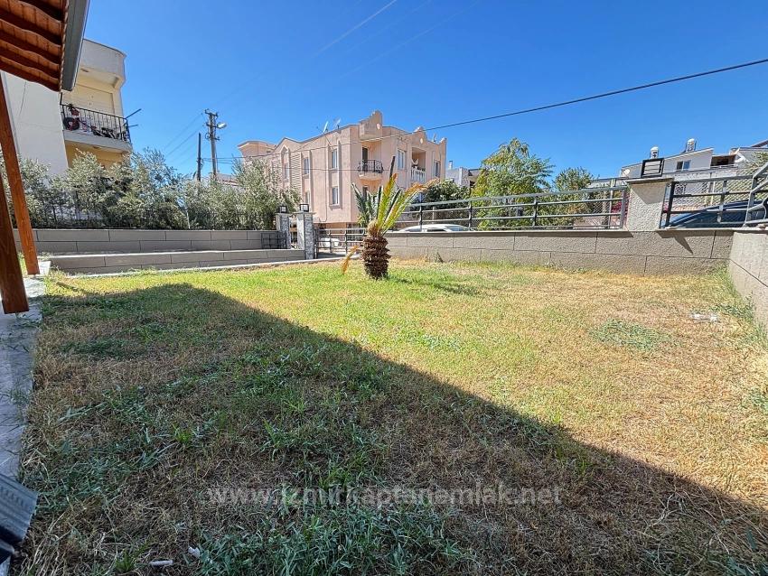 3+1 Villa Zum Verkauf In Menderes Özdere, 500 Meter Vom Strand Entfernt, Mit Parkplatz Und Großem Garten