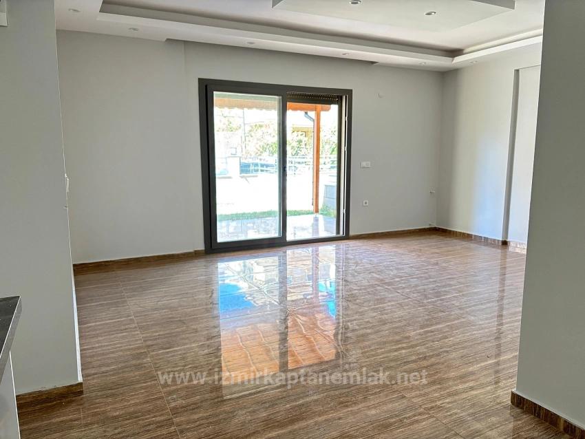 3+1 Villa Zum Verkauf In Menderes Özdere, 500 Meter Vom Strand Entfernt, Mit Parkplatz Und Großem Garten