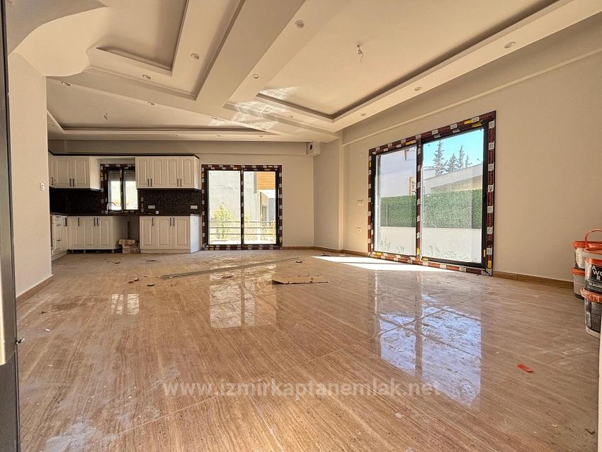 3+1 Villa Zum Verkauf In Menderes Özdere, Zentral Gelegen, Mit Garten Und Separater Küche