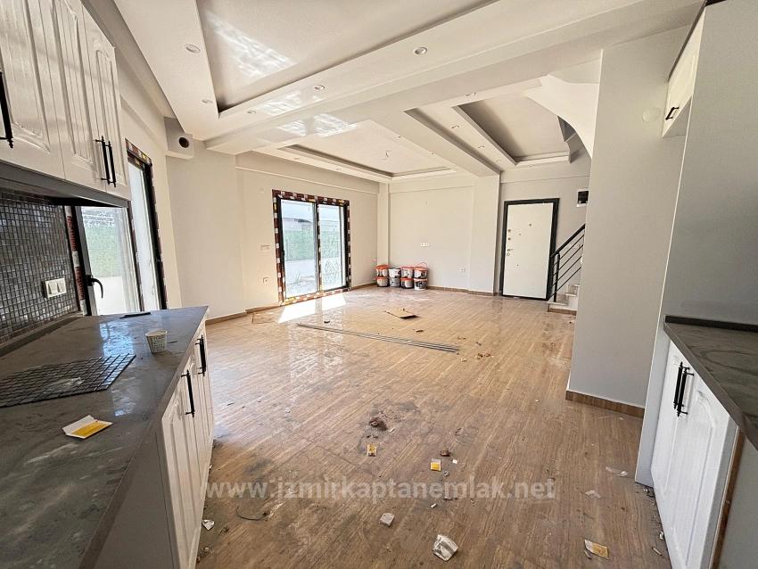 3+1 Villa Zum Verkauf In Menderes Özdere, Zentral Gelegen, Mit Garten Und Separater Küche