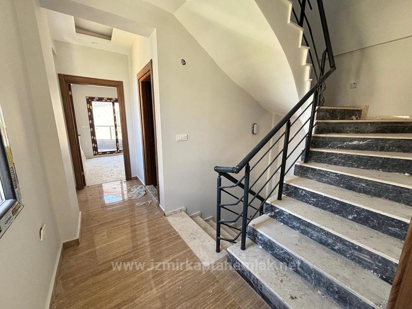 Großzügige 3+1-Zimmer-Villa Mit Separatem Eingang In Menderes Özdere Zu Verkaufen