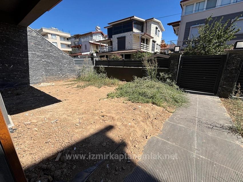 2+1-Zimmer-Villa In Menderes Özdere Zu Verkaufen, 100 Meter Vom Strand Entfernt, Mit Großem Garten