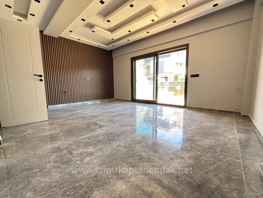 2+1-Zimmer-Villa In Menderes Özdere Zu Verkaufen, 100 Meter Vom Strand Entfernt, Mit Großem Garten