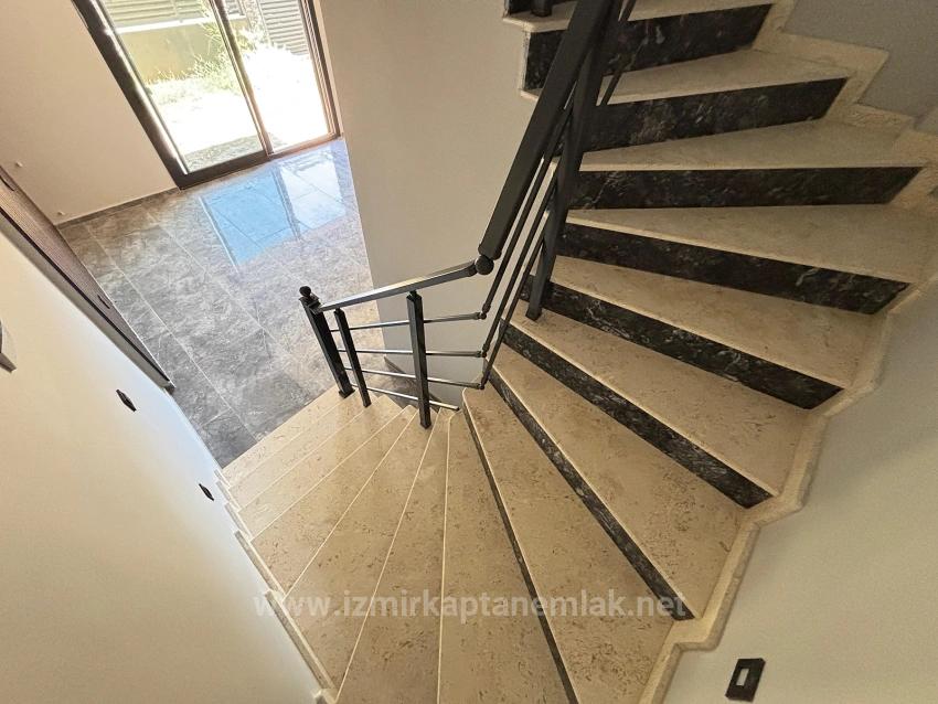 2+1-Zimmer-Villa In Menderes Özdere Zu Verkaufen, 100 Meter Vom Strand Entfernt, Mit Großem Garten