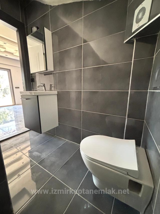 2+1-Zimmer-Villa In Menderes Özdere Zu Verkaufen, 100 Meter Vom Strand Entfernt, Mit Großem Garten