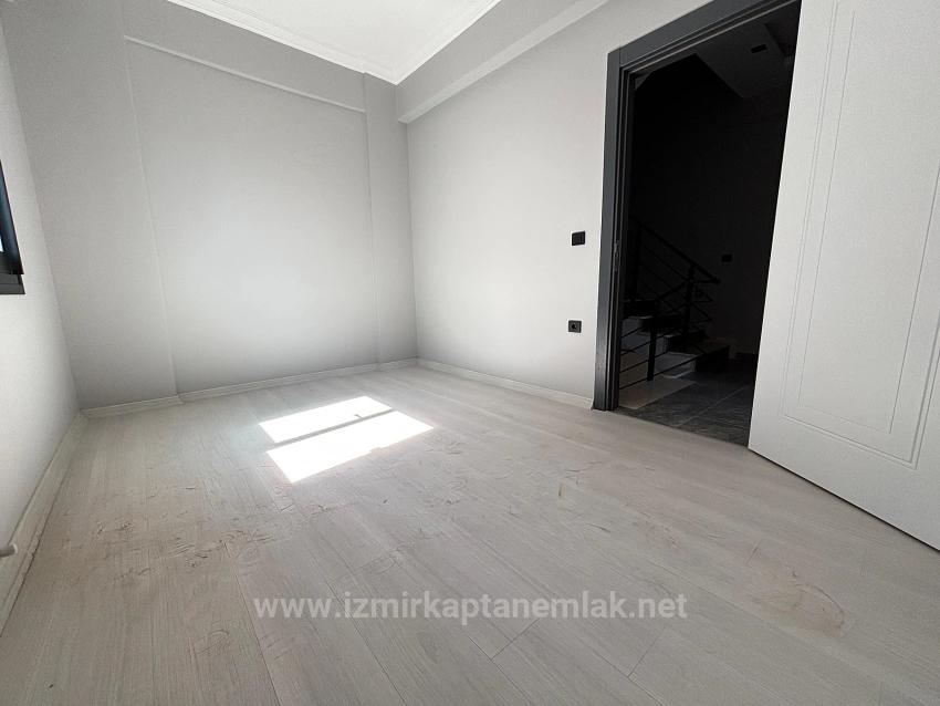 2+1-Zimmer-Villa In Menderes Özdere Zu Verkaufen, 100 Meter Vom Strand Entfernt, Mit Großem Garten