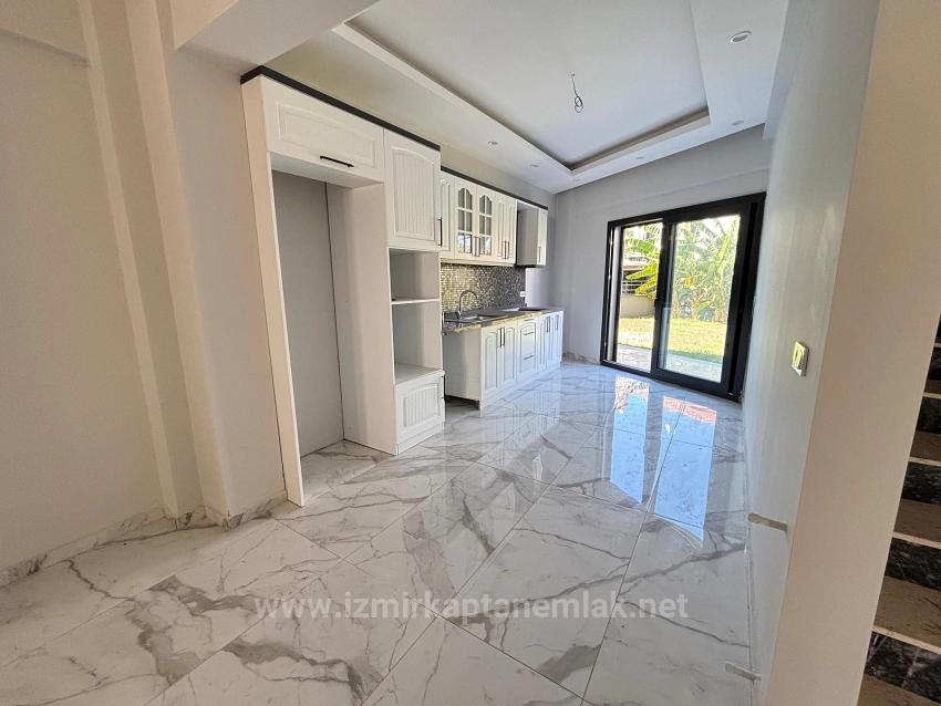 Brandneues 4+1-Zimmer-Triplexhaus In Menderes Özdere Zu Verkaufen, 50 M Vom Strand Entfernt, Mit Großem Garten