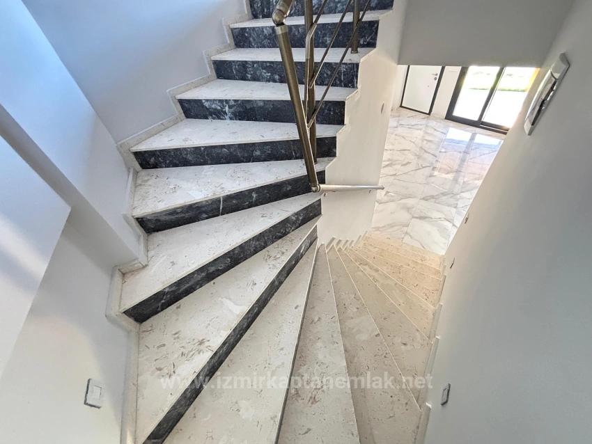 Brandneues 4+1-Zimmer-Triplexhaus In Menderes Özdere Zu Verkaufen, 50 M Vom Strand Entfernt, Mit Großem Garten