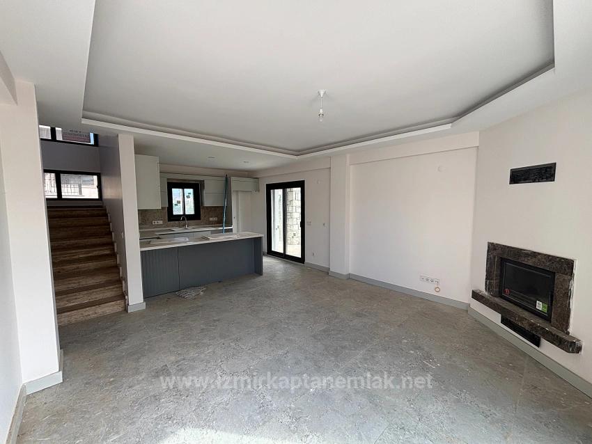 4+1 Freistehende Maisonette-Sommervilla Mit Pool In Seferihisar Akarca