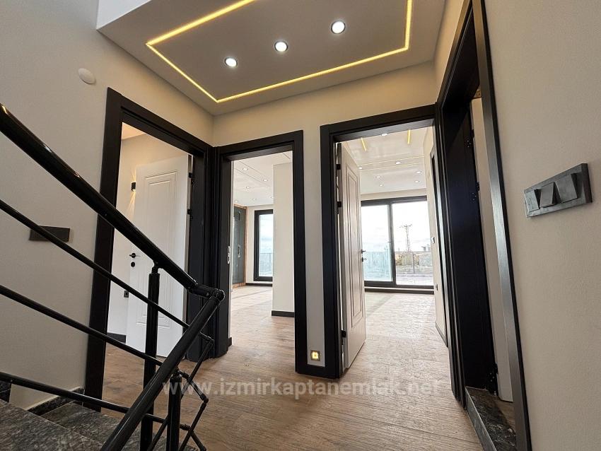 Ultraluxuriöse 4+1-Triplex-Villa Mit Freistehendem Großen Garten In İzmir Seferihisar Doğanbey