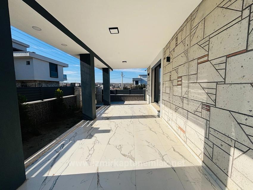 Freistehende Maisonette-Einzelvilla Mit Pool Im Stadtteil Düzce, Seferihisar, İzmir