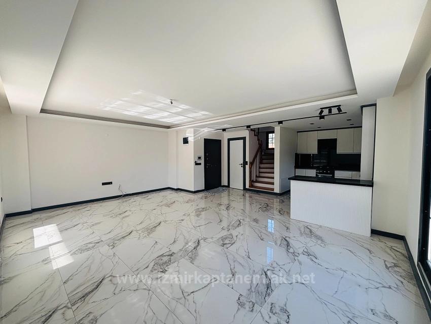 Freistehende Maisonette-Einzelvilla Mit Pool Im Stadtteil Düzce, Seferihisar, İzmir