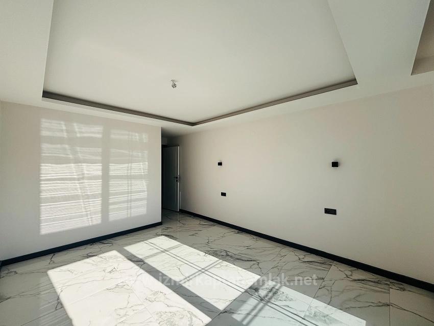 Freistehende Maisonette-Einzelvilla Mit Pool Im Stadtteil Düzce, Seferihisar, İzmir