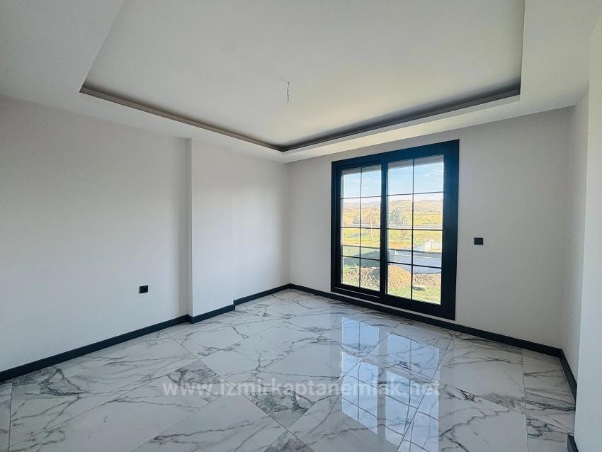 Freistehende Maisonette-Einzelvilla Mit Pool Im Stadtteil Düzce, Seferihisar, İzmir