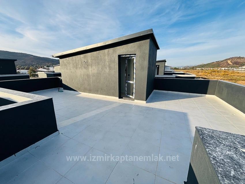 2+1 Villa Mit Großzügigem Garten In Einer Bewachten Wohnanlage Im Viertel Cumhuriyet, Seferihisar, Izmir