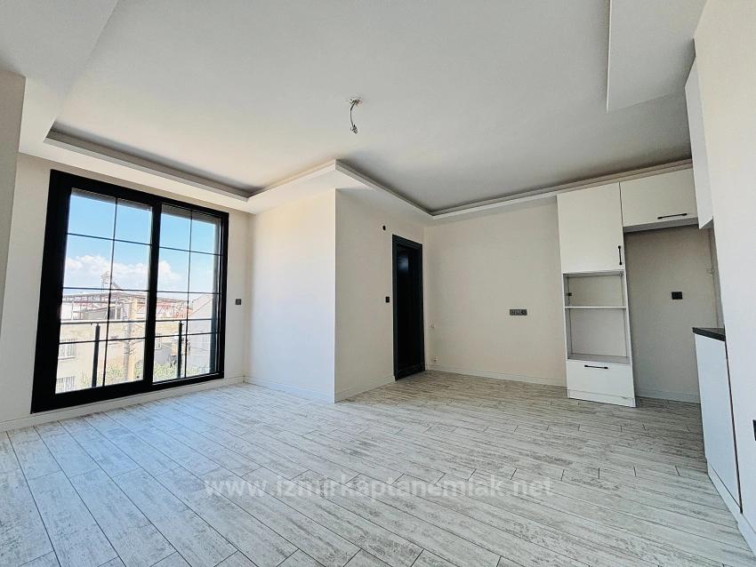 Renovierte 1+1-Wohnung Zum Verkauf In Der Deniz-Straße Im Bezirk Seferihisar Payamlı In Izmir