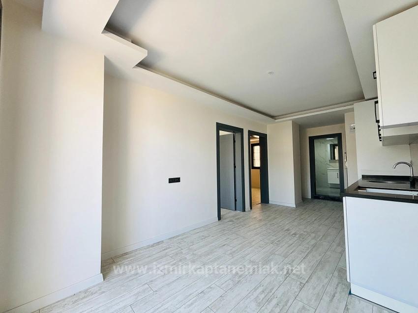 Renovierte 2+1-Wohnung Zum Verkauf In Der Deniz-Straße, Payamlı-Viertel, Seferihisar, Izmir.